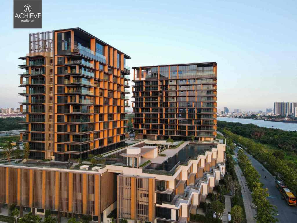 UNINTERRUPTED PANORAMIC VIEWS OF THE SAIGON RIVER AND CITY SKYLINE
