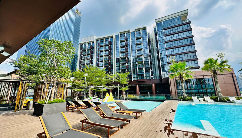 AN ELEVATED LIVING EXPERIENCE: AMENITIES AND SERVICES